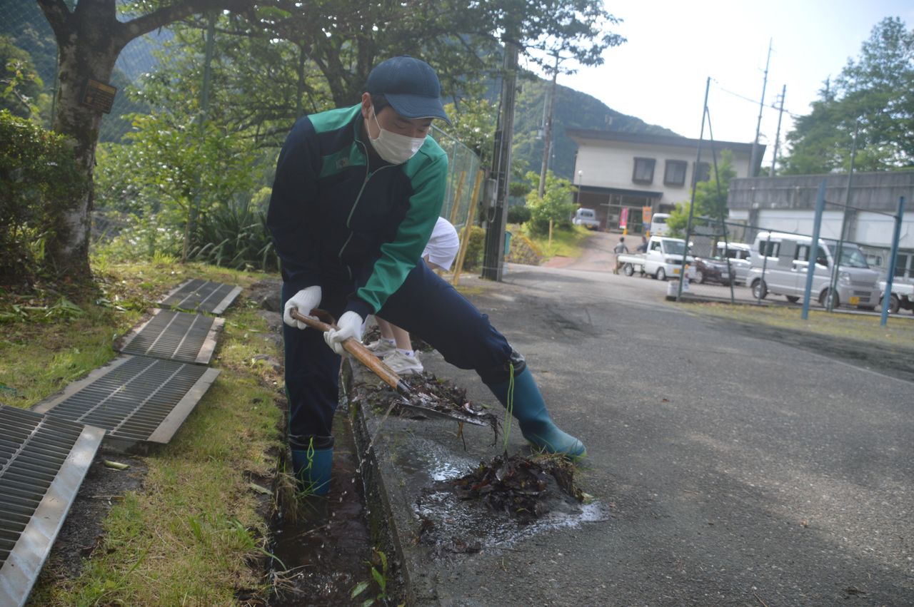 環境整備・資源回収（静岡市立梅ケ島小中学校）